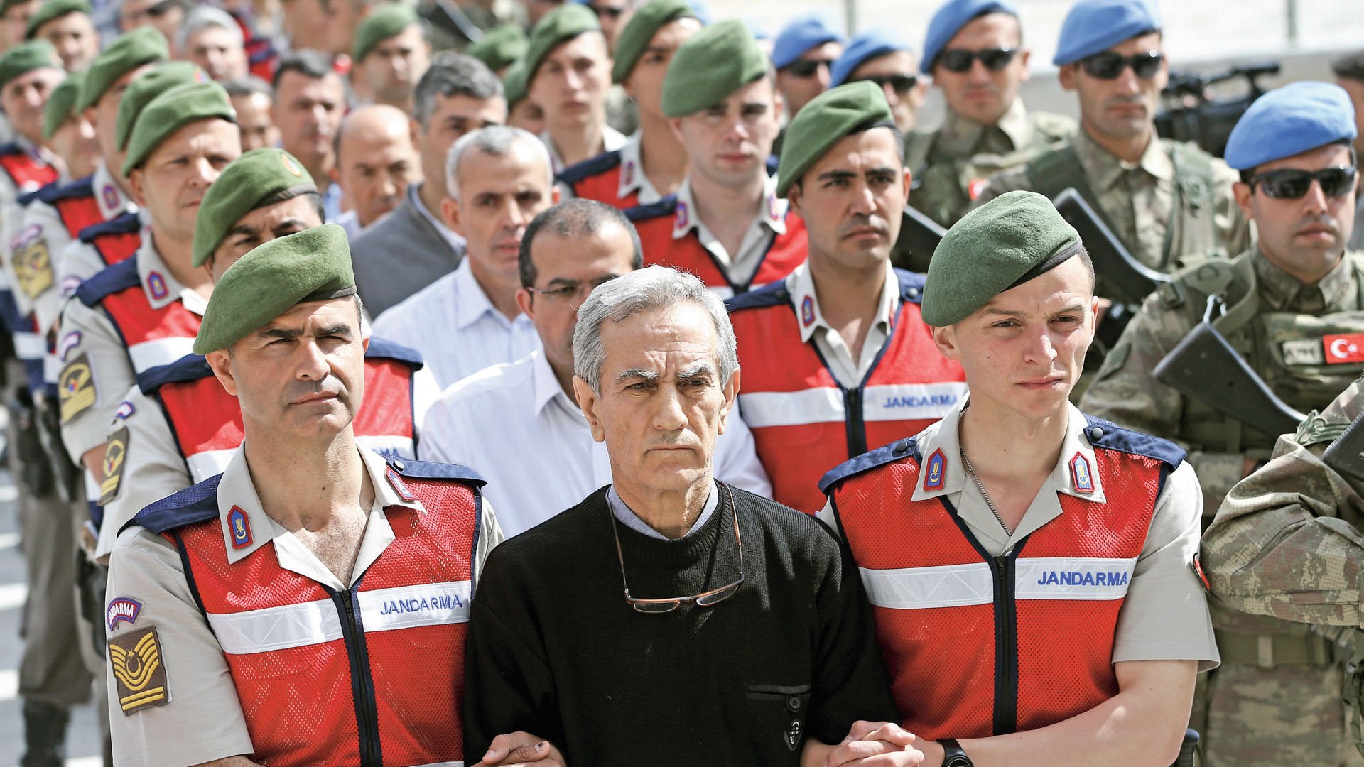 Darbe girişimi sonrası 13 bine yakın gözaltı, 5 bini aşkın tutuklu Darbe girişimi sonrası 13 bine yakın gözaltı, 5 bini aşkın tutuklu